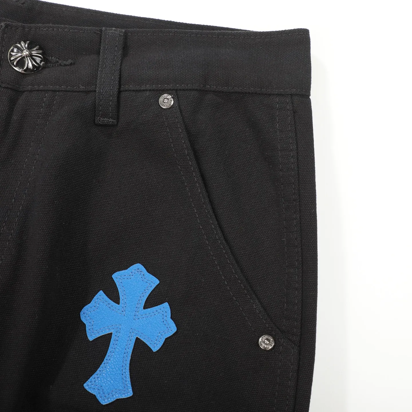 P280 𝐂𝐡𝐫𝐨𝐦𝐞 𝐇𝐞𝐚𝐫𝐭 Kroxin 25SS workwear logging Klein blue leather patchwork limited edition jeans. Kroxin’s pants are particularly outstanding in color design and stand out among similar products. It is made of beaded canvas fabric. After a complicated and delicate washing process, it feels very good when worn on the body and looks high-end and charming. The pants are three-dimensionally cut, with a crisp and stylish shape, smooth lines, and a high level of design. The hardware accessories on the pants are specially customized according to ZP standards. The beaded canvas fabric is originally thick, but after washing it becomes soft and breathable. The small leather label on the pants is specially designed, revealing unique creativity in a simple style. The production process is very exquisite, every stitching is neat and regular, and the details are handled particularly well, showing high quality. Moreover, these pants have a genderless design and can be easily worn by both boys and girls. They are perfectly in line with the current diverse and inclusive fashion trend and look good no matter how you wear them.  Size: S M L XL XXL (28.30.32.34.36) Color: Black